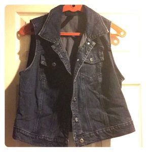 Torrid Size 1 sleeveless dark wash denim jacket